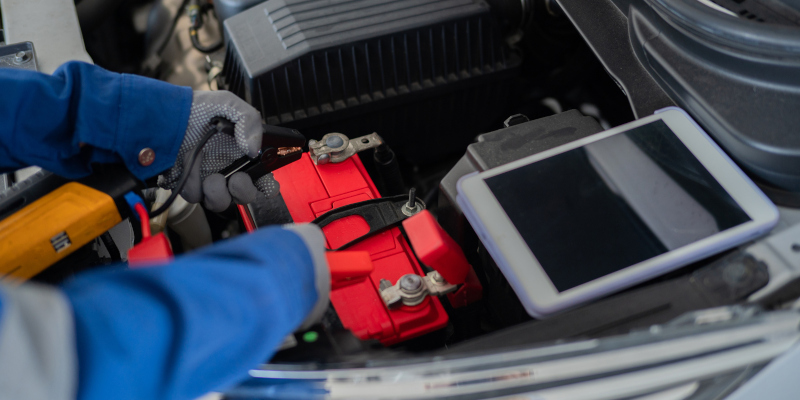 4 Early Warning Signs That Battery Replacement Is Needed Soon
